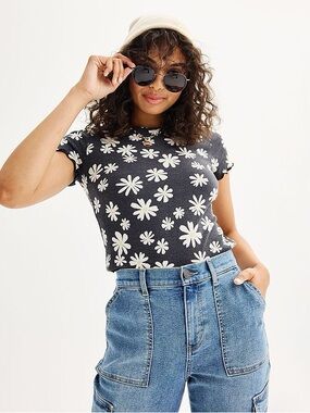 SO Floral Lettuce Trim Baby Tee Size Large